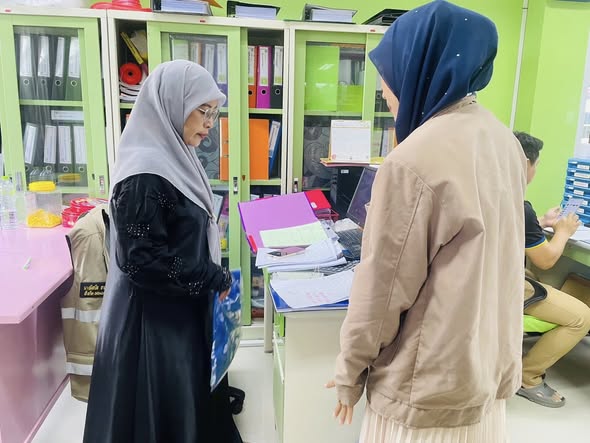 พช.มายอ ส่งมอบ "เสื้อที่ระลึกกองทุนแม่ของแผ่นดินระดับอำเภอมายอ " เพื่อเป็นส่วนหนึ่งของการสร้างพลังแห่งความดีงามและสร้างความเข้มแข็งให้ชุมชนของอำเภอมายอ