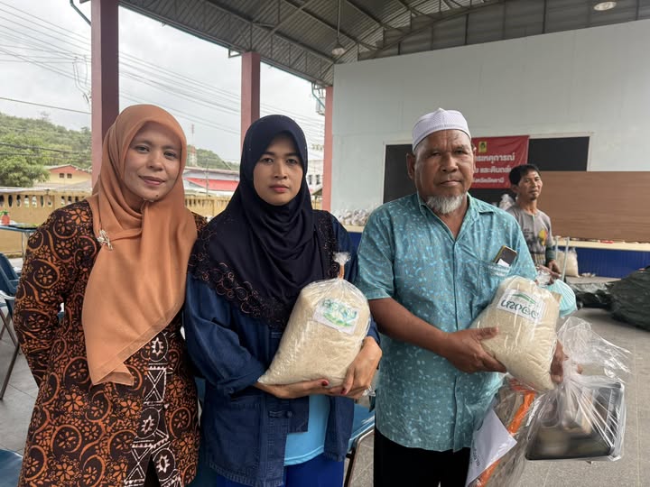 พช.มายอ มอบของบริจาคช่วยเหลือผู้ประสบภัยน้ำท่วมแก่เจ้าของแปลงโคก หนอง นา 