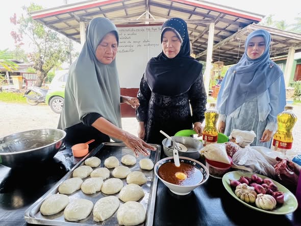 พช.มายอ ดำเนินโครงการส่งเสริมและพัฒนาอาชีพตามแนวทางสัมมาชีพชุมชน กิจกรรมส่งเสริมการจัดตั้งและพัฒนากลุ่มอาชีพ