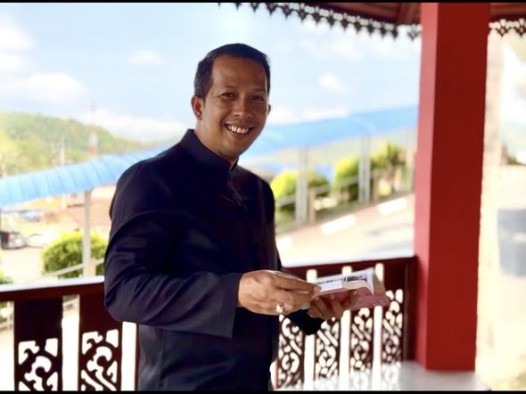 นายดนุช นาคสง่า นายอำเภอมายอ พร้อมด้วยนายนิสิต สะมาลา พัฒนาการอำเภอมายอ ปลัดอำเภอ เจ้าหน้าที่พัฒนาชุมชน และเครือข่าย OTOP อำเภอมายอ  ร่วมแต่งกายด้วยชุดไทยพระราชนิยม