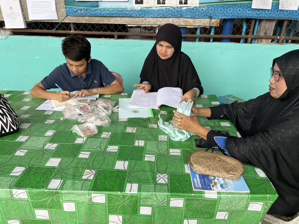 พช.มายอ ติดตามการฝากเงินสัจจะกลุ่มออมทรัพย์เพื่อการผลิตบ้านม่วงเงิน