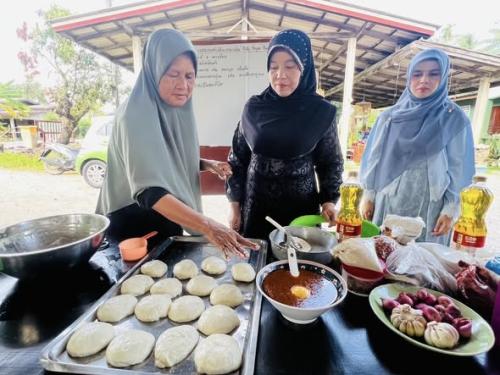 พช.มายอ ดำเนินโครงการส่งเสริมและพัฒนาอาชีพตามแนวทางสัมมาชีพชุมชน กิจกรรมส่งเสริมการจัดตั้งและพัฒนากลุ่มอาชีพ