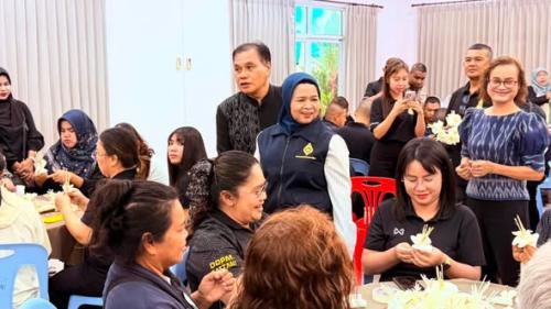 พช.มายอ ร่วมกิจกรรมประดิษฐ์ดอกไม้จันทน์ เพื่อเตรียมความพร้อมสำหรับการจัดพิธีถวายดอกไม้จันทน์ของภาคประชาชนในส่วนภูมิภาค