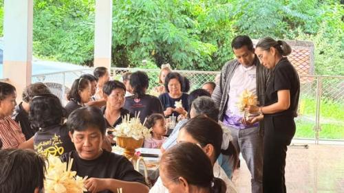 พช.มายอ ดำเนินกิจกรรมประดิษฐ์ดอกไม้จันทน์ เพื่อเตรียมความพร้อมสำหรับการจัดพิธีถวายดอกไม้จันทน์ของภาคประชาชนในส่วนภูมิภาค เนื่องในพระราชพิธีถวายพระเพลิงพระบรมศพ สมเด็จพระนางเจ้าสิริกิติ์ พระบรมราชินีนาถ พระบรมราชชนนีพันปีหลวง 